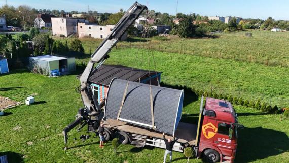 Załadunek HDS domku w kształcie chatki Hobbita w Jarocinie