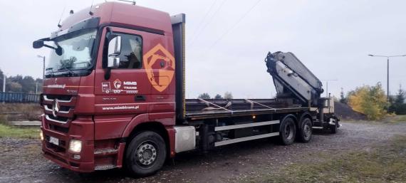 Ciężarówka z HDS podczas transportu szyn kolejowych