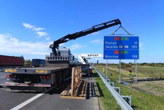 logistyka eventówUsługa HDS – Montaż Tablic Informacyjnych